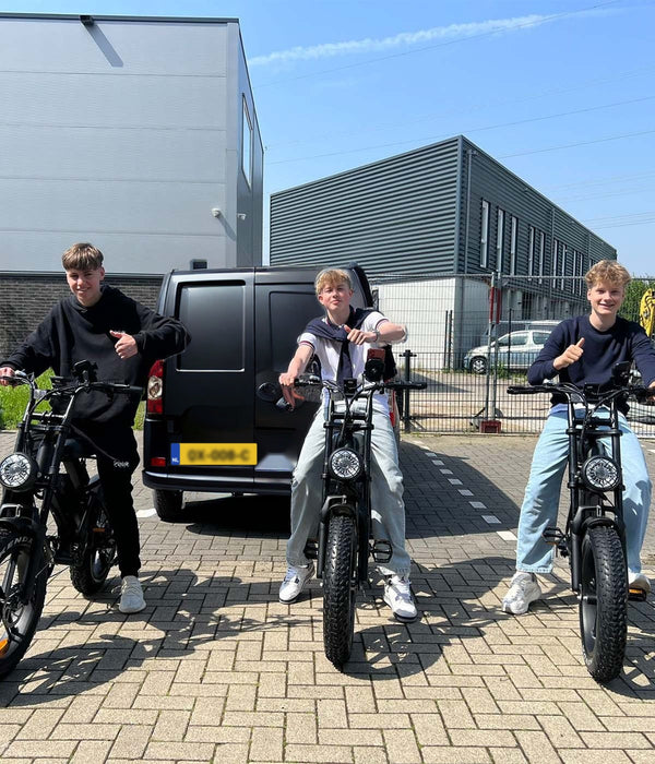 Drie klanten op hun Flexbikes fatbike